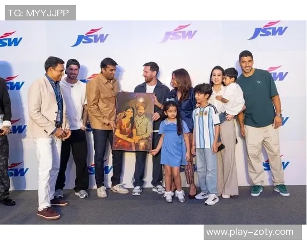 梅西苏亚雷斯德保罗热身时与印度官员亲密互动传球乐趣无限